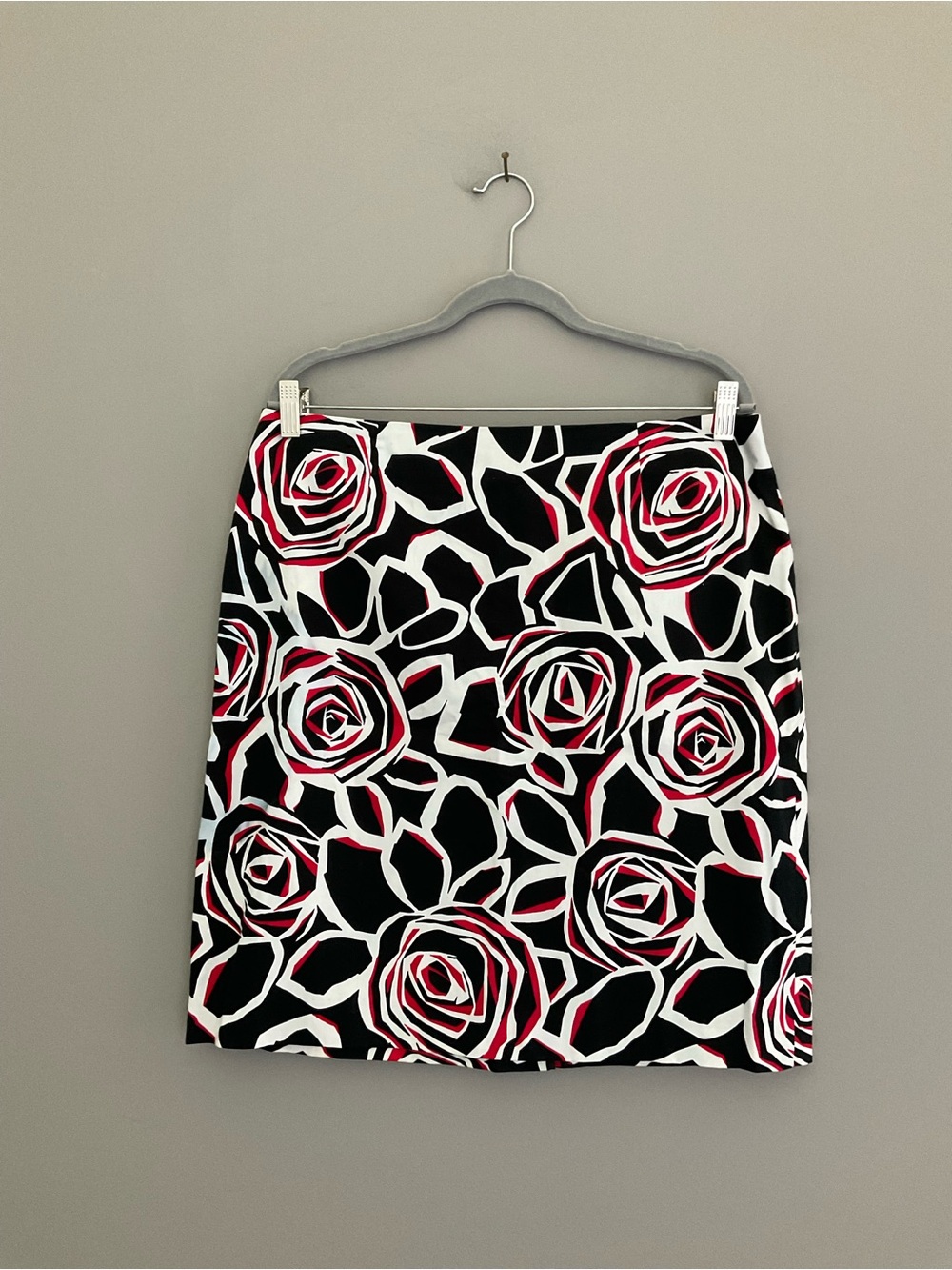 Jones Wear, Black & Red, Rose Print, Zip- Up Skirt